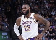 im电游-国际篮球名将詹姆斯领队取得胜利