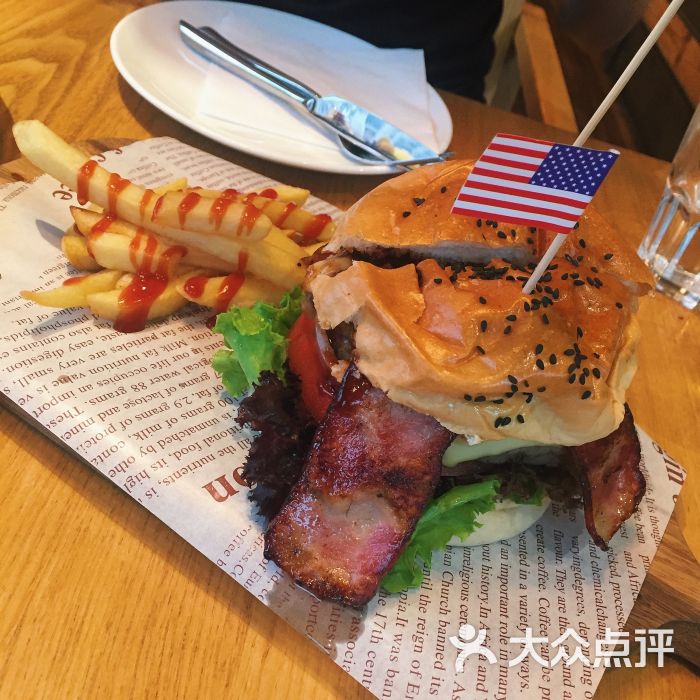 汉堡队长精彩助攻,助球队取得宝贵三分的简单介绍 汉堡队长精彩助攻,助球队取得宝贵三分的简单介绍