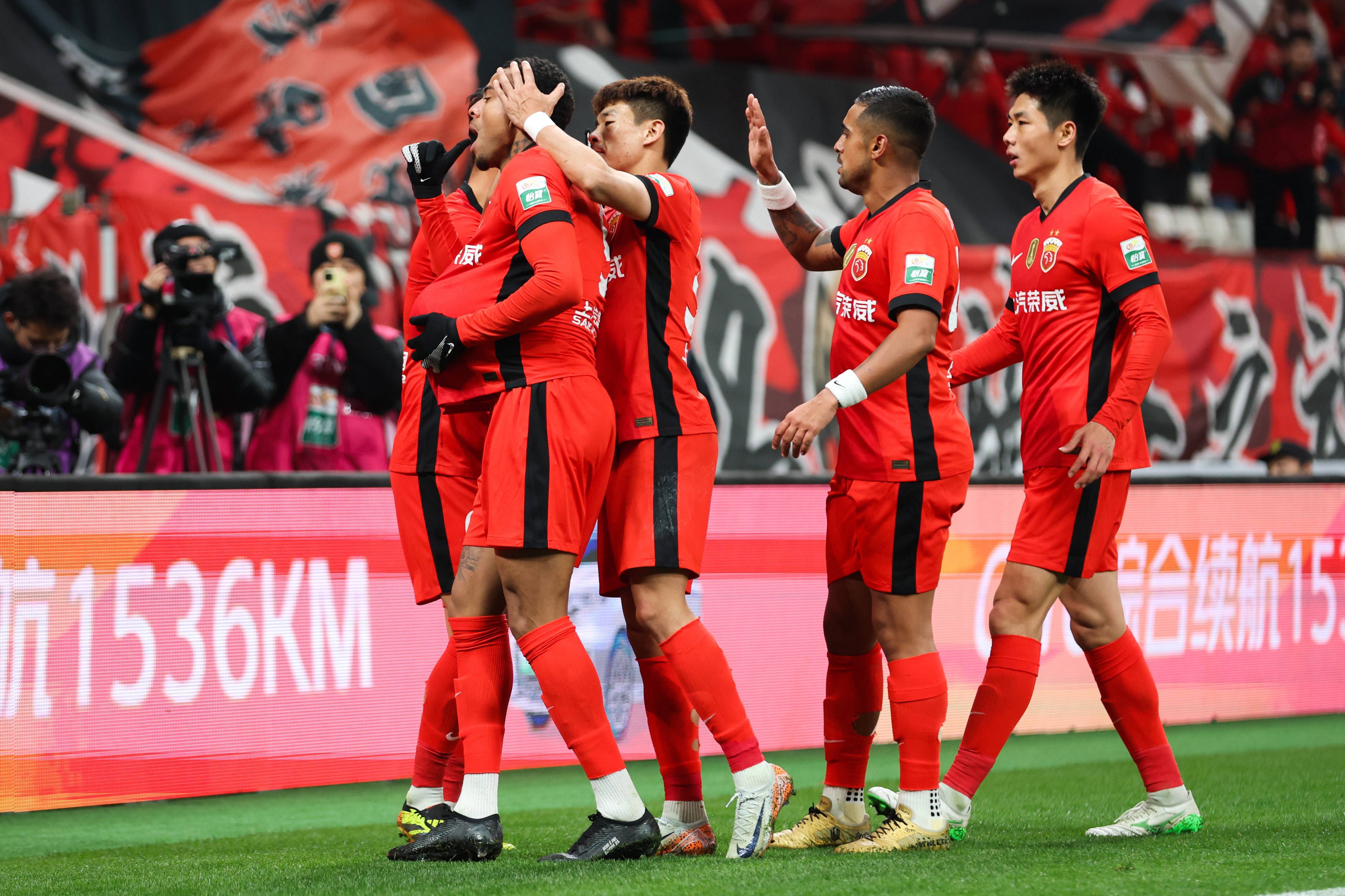 中场核心表现出色,助球队连胜晋级 中场核心表现出色,助球队连胜晋级