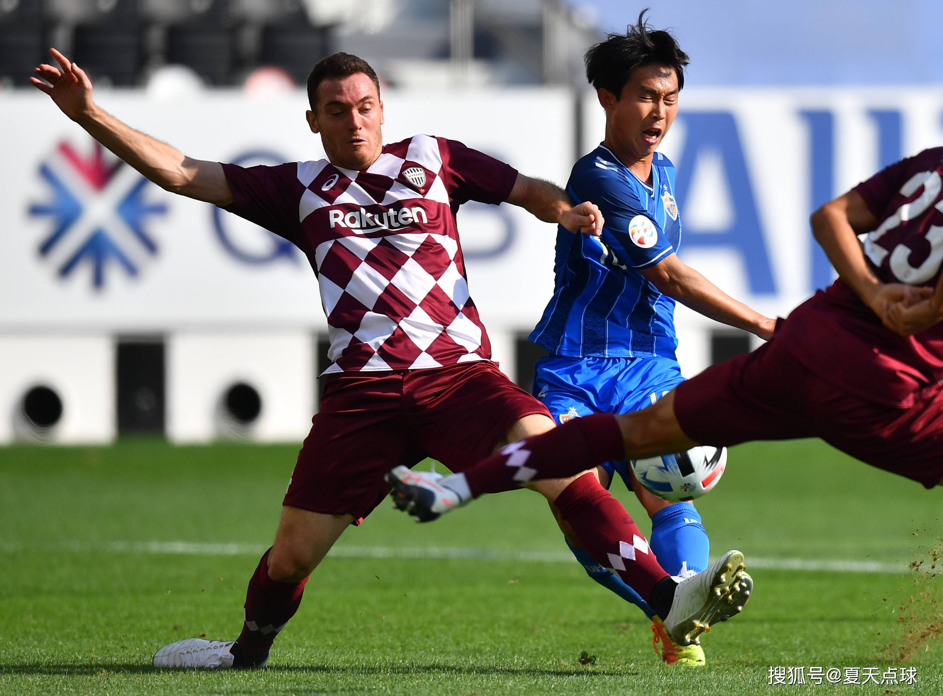 强强对话,两支球队在激烈争夺胜利 强强对话,两支球队在激烈争夺胜利