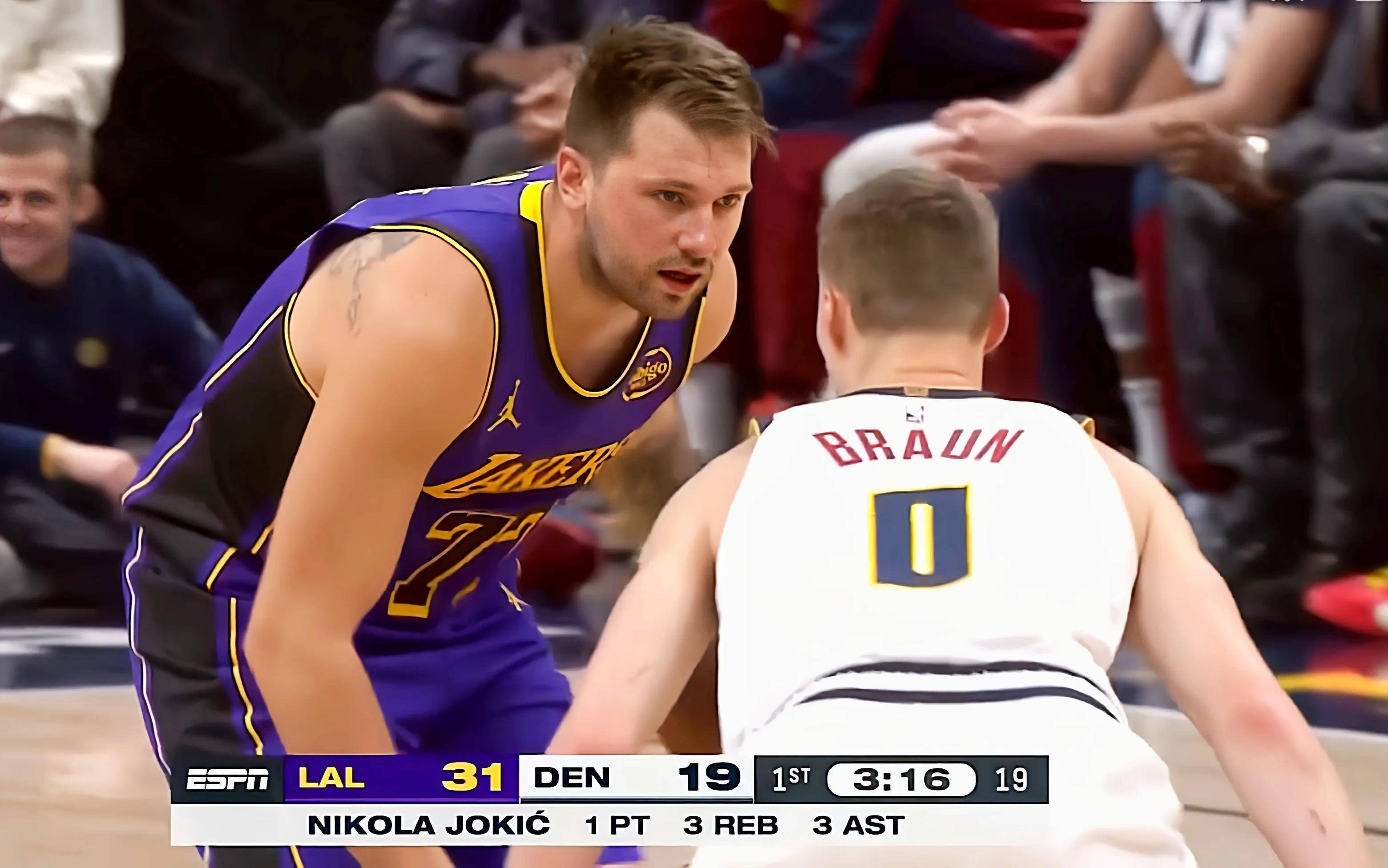 球队防守端表现抢眼,限制对手得分 球队防守端表现抢眼,限制对手得分