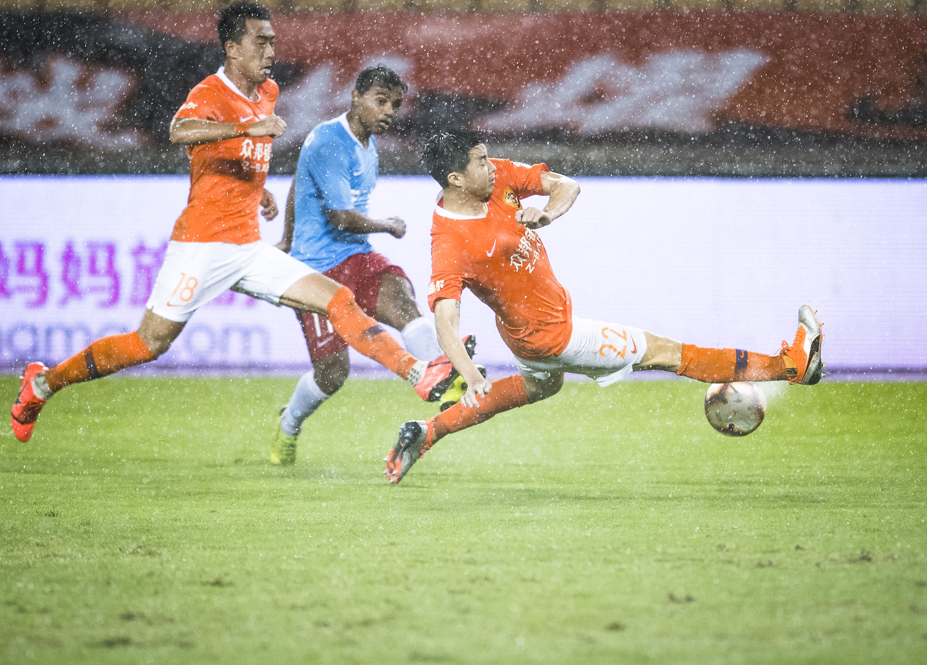 武汉卓尔赢得关键的主场对决 武汉卓尔赢得关键的主场对决