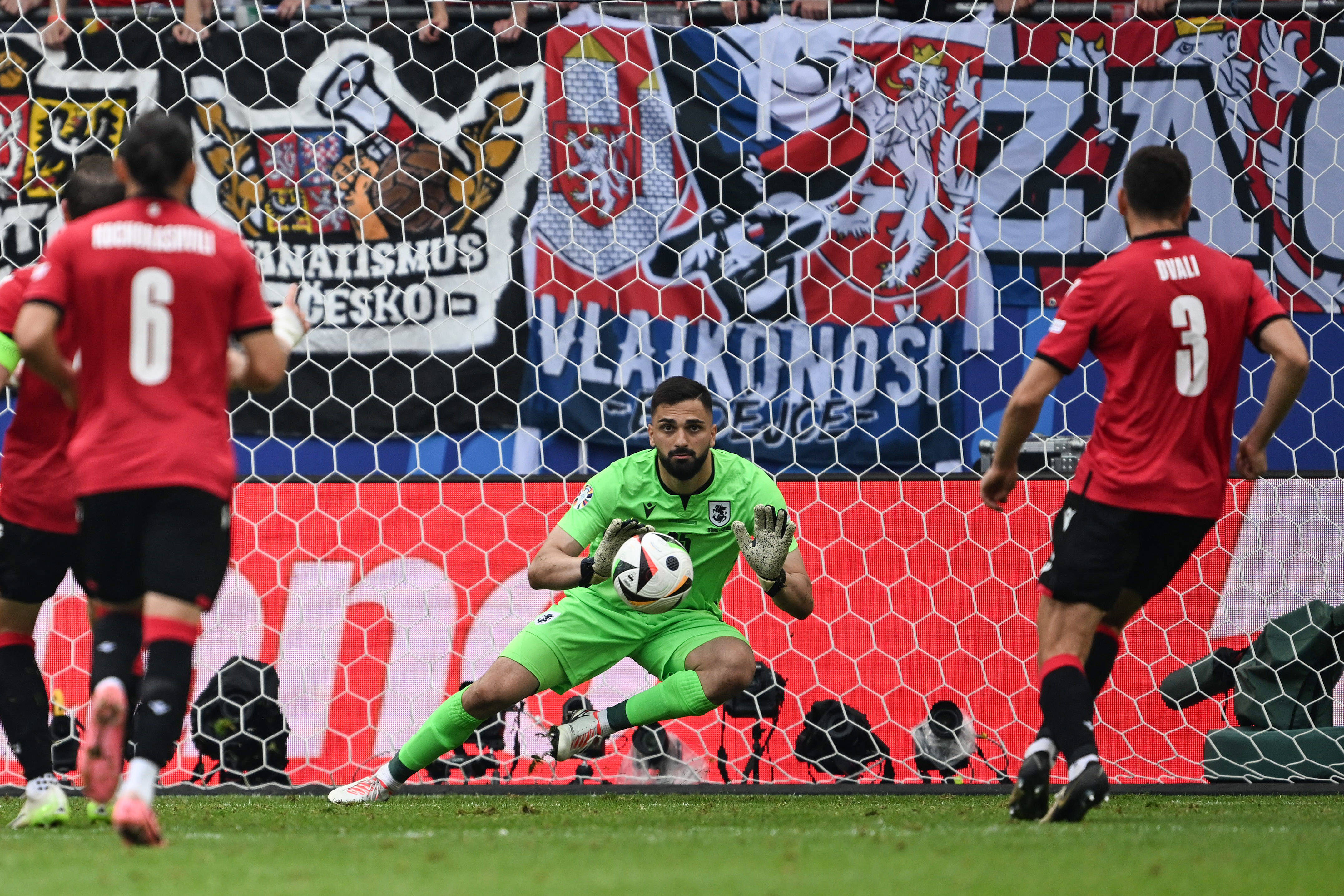 罗马尼亚队挽回劣势,争取欧锦赛资格殊荣的简单介绍 罗马尼亚队挽回劣势,争取欧锦赛资格殊荣的简单介绍