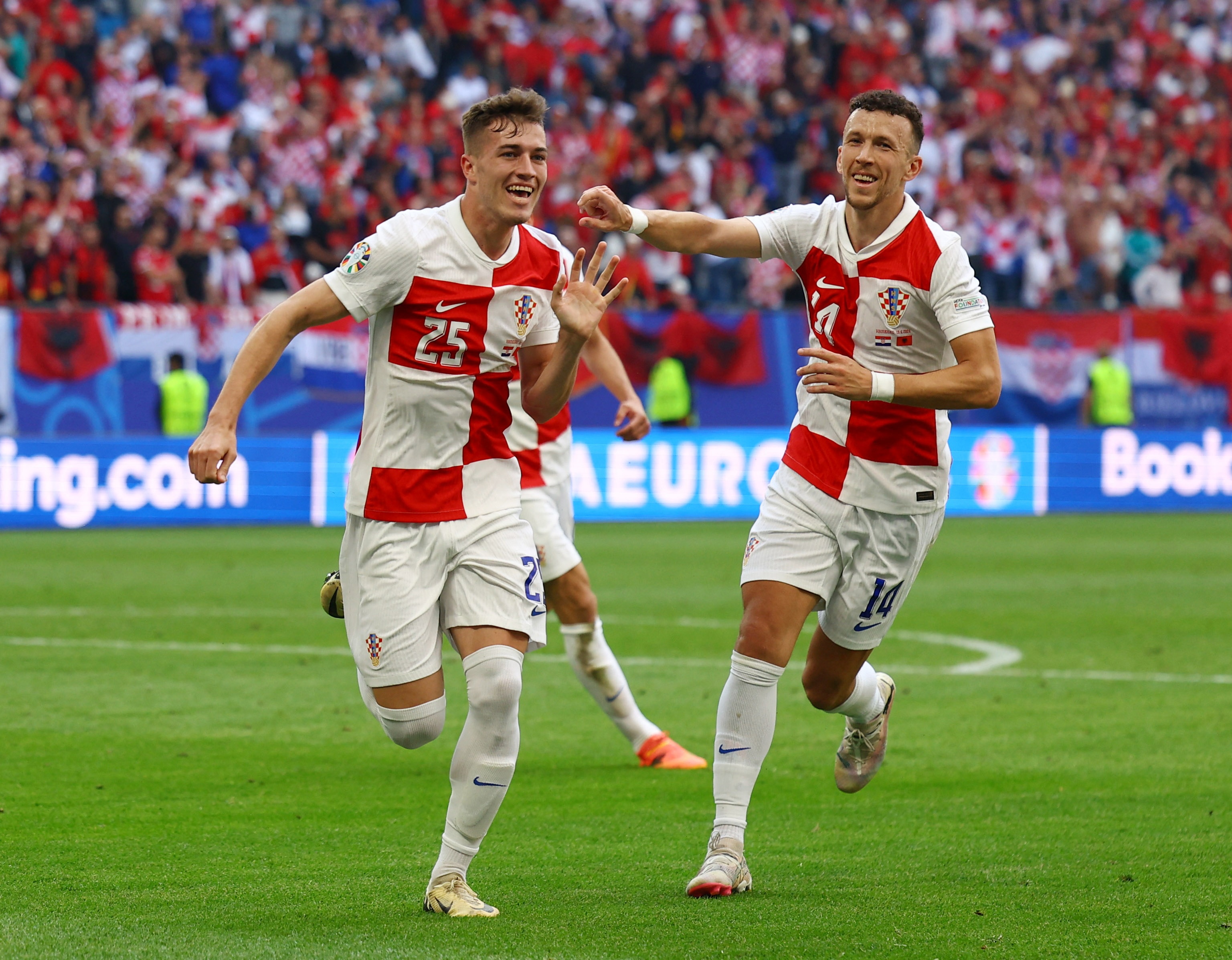 足球运动在欧洲大地上蓬勃发展,激情四射的简单介绍 足球运动在欧洲大地上蓬勃发展,激情四射的简单介绍