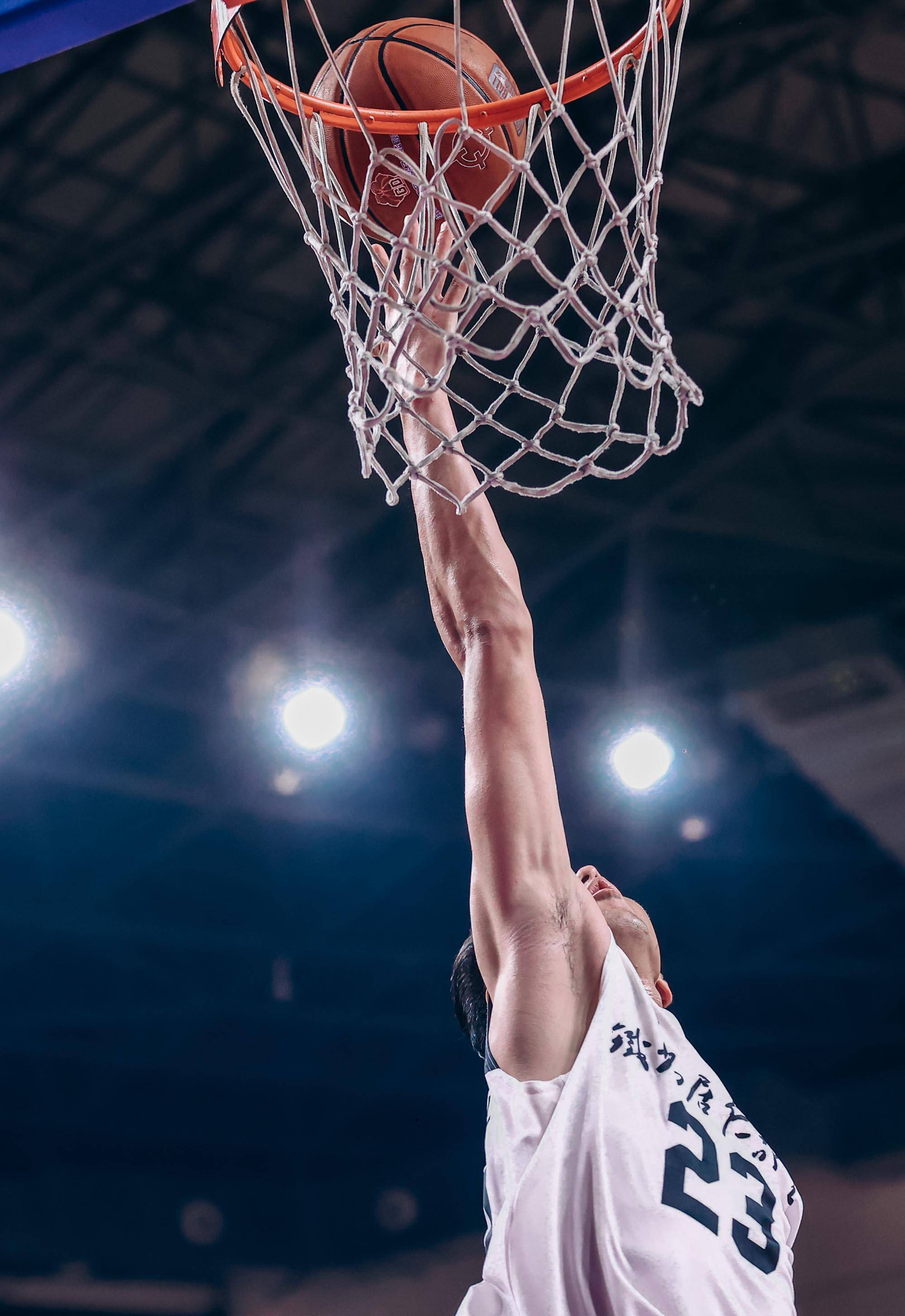 名将在国际篮球比赛中夺得冠军 名将在国际篮球比赛中夺得冠军