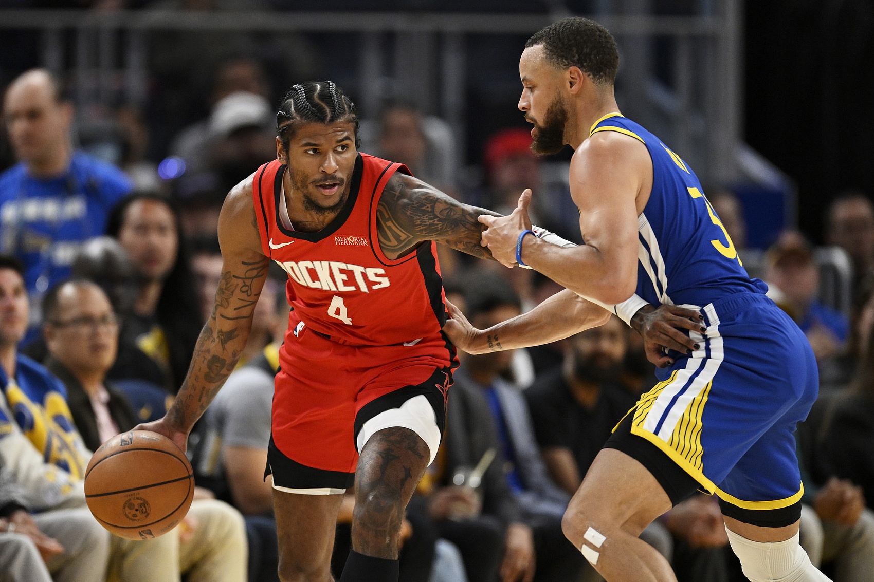 热门对手再度对决,场上争锋相对 热门对手再度对决,场上争锋相对