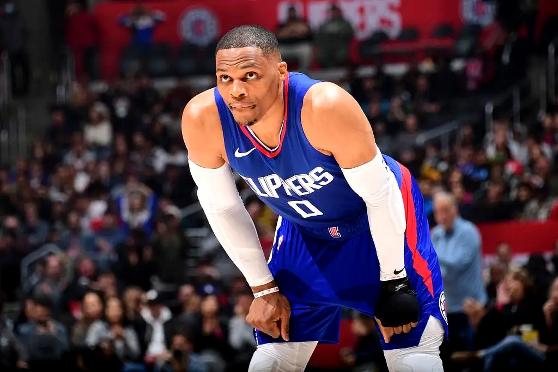 篮球巨星复出重返赛场追逐新的荣耀