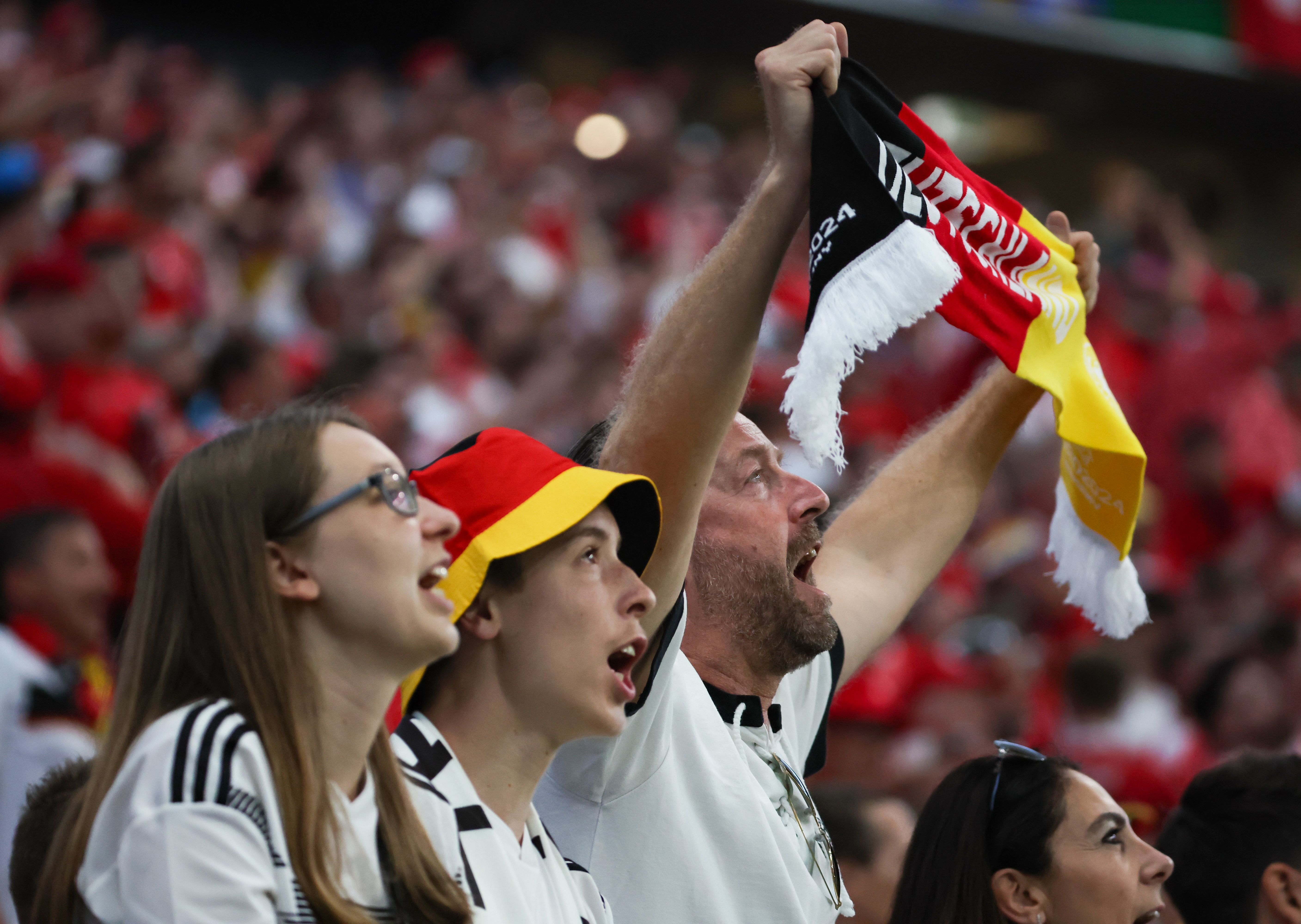 关于激情四射的足球赛事让人热血沸腾的信息 关于激情四射的足球赛事让人热血沸腾的信息