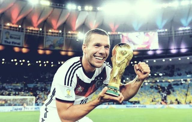 新晋球星表现出色获得最佳新人称号 新晋球星表现出色获得最佳新人称号