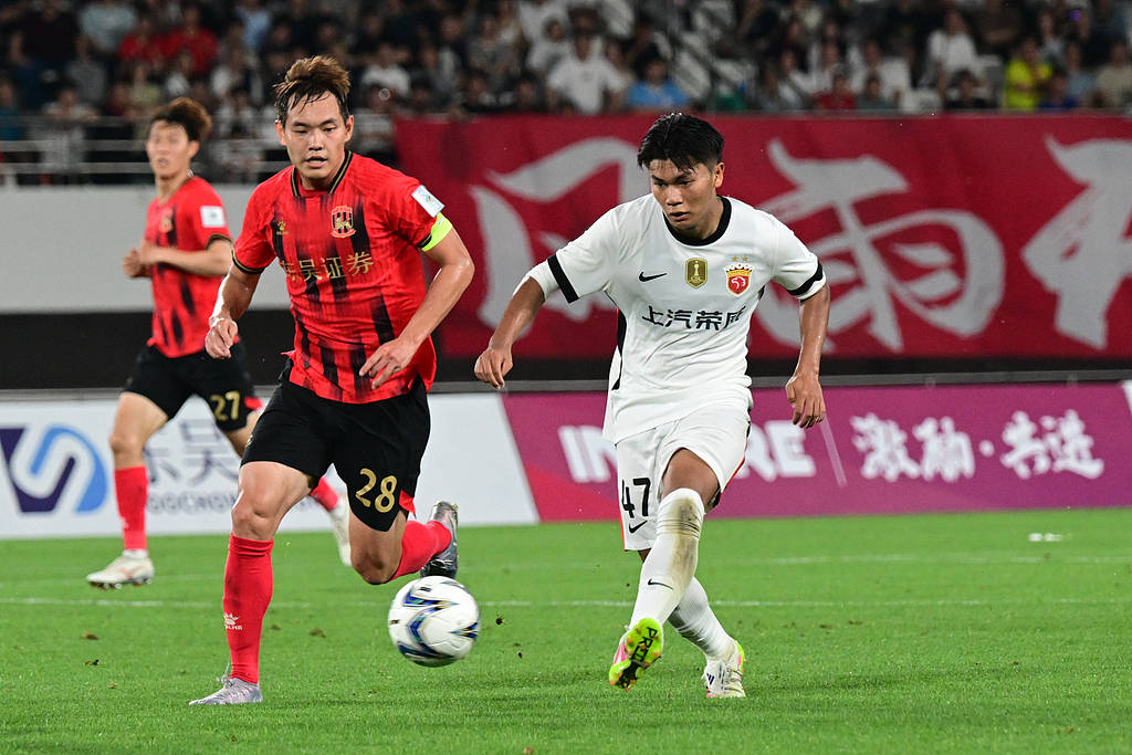 顶尖球队友谊角逐赛继续,实力比拼激烈 顶尖球队友谊角逐赛继续,实力比拼激烈