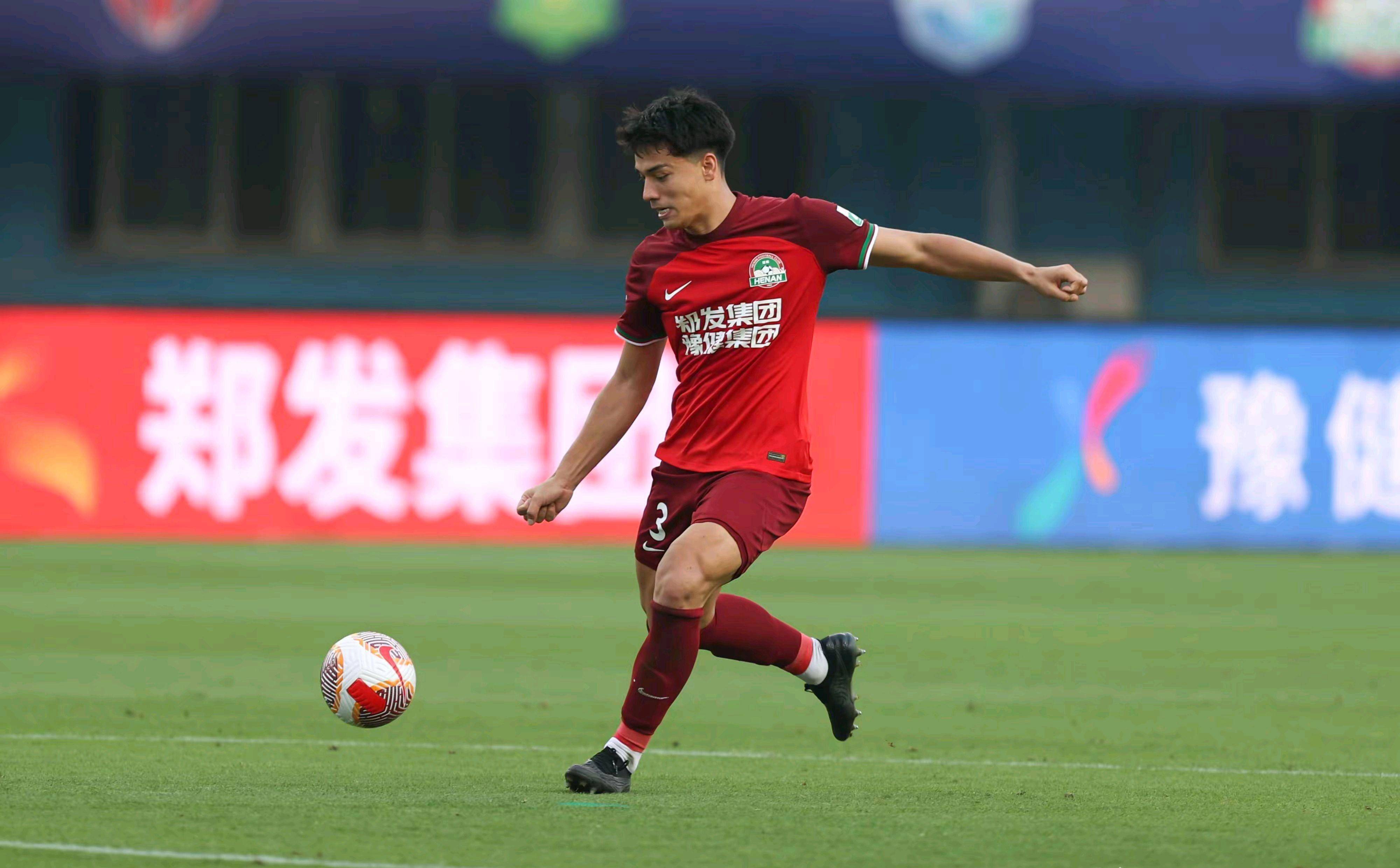 中超球员闪亮登场,成为国内足坛亮丽风景线 中超球员闪亮登场,成为国内足坛亮丽风景线