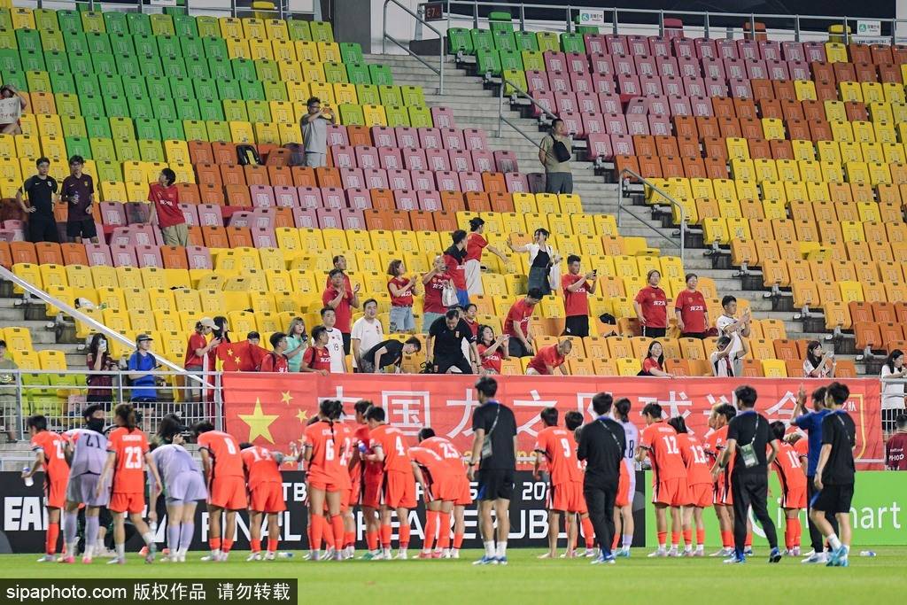 一支球队在比赛中展现出惊人的团队合作精神 一支球队在比赛中展现出惊人的团队合作精神