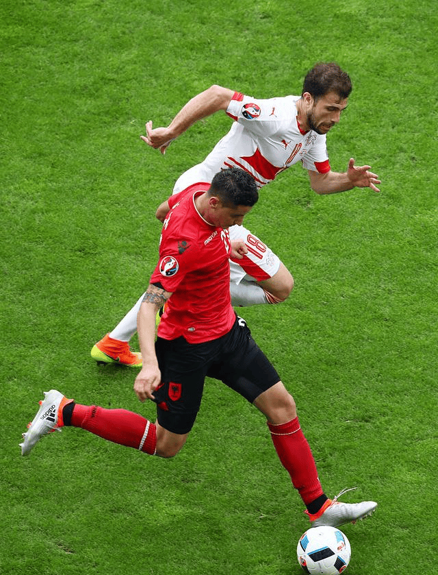 圣埃蒂安球员们拼尽全力,捍卫胜利的简单介绍 圣埃蒂安球员们拼尽全力,捍卫胜利的简单介绍